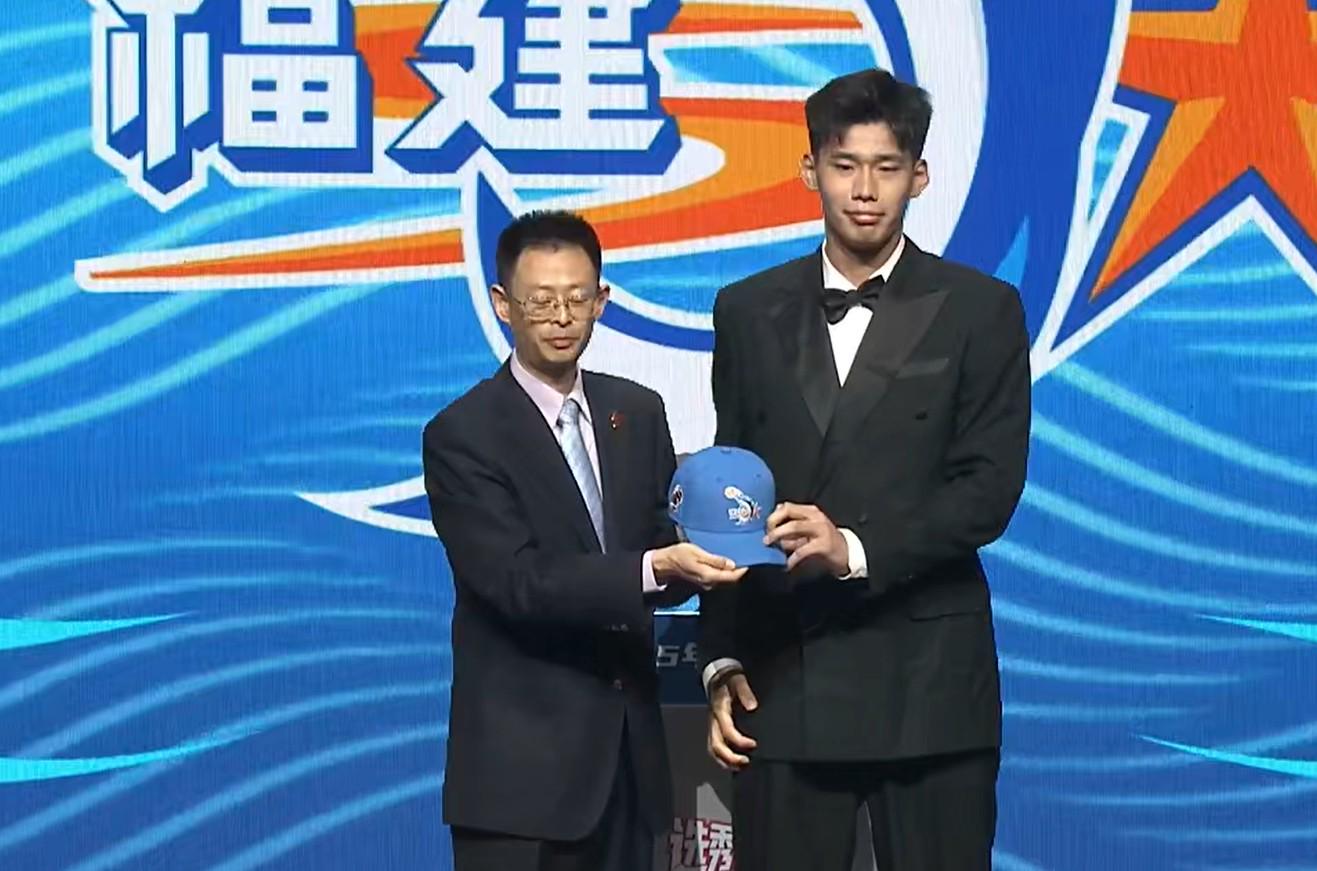 狀元及第，福建男籃首輪第一順位選擇了清華中鋒楊曦皓