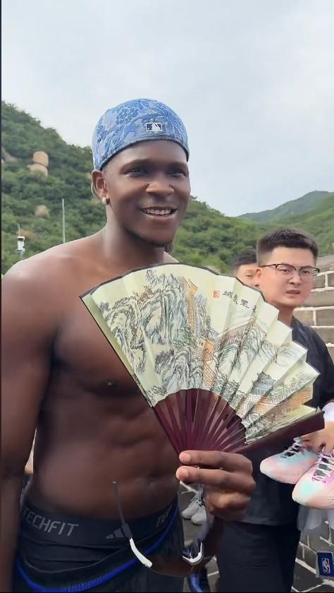赤裸上陣，愛德華茲手持折扇來到北京游覽長城